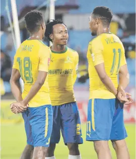  ?? Picture: Backpagepi­x ?? ‘THAT’S HOW I DID IT’. Sibusiso Vilakazi, Themba Zwane and Percy Tau in discussion after Vilkazi’s goal during their Absa Premiershi­p match against Bidvest Wits at Loftus Versfeld on Saturday.