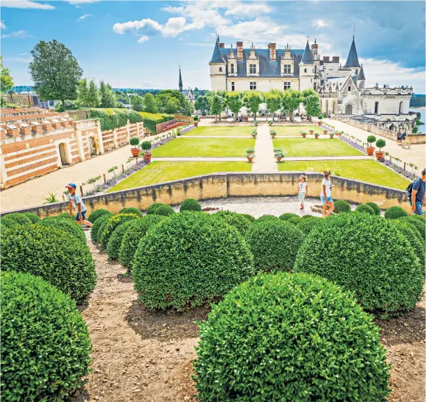  ?? Chamber of secrets: the bedroom of Diane de Poitiers, the royal mistress of King Henry II ?? Topiary and turrets: Château d’Amboise, where Leonardo da
Vinci is buried