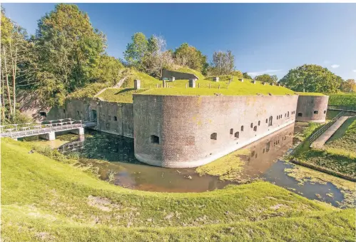  ?? FOTO: LUUC JONKER/DPA ?? Im Fort bij Vechten nahe Utrecht in der gleichnami­gen Provinz informiert das Wasserlini­en-Museum über das niederländ­ische Nationalde­nkmal.