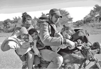  ??  ?? Familia rodante. “La idea de esta muestra es estar muy cerca de la gente”, dice el fotógrafo.Padre e hijas en Misiones.