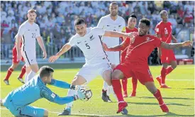  ??  ?? Peru’s Jefferson Farfan, right, tries to score against New Zealand.