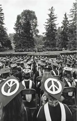  ?? ?? Το σύμβολο ειρήνης στα καπέλα φοιτητών κατά την αποφοίτησή τους από το κολέγιο Βασάρ στη Νέα Υόρκη (μεγάλη φωτογραφία). Το διεθνώς αναγνωρίσι­μο σήμα (φωτογραφία επάνω) υπέρ του πυρηνικού αφοπλισμού επινόησε στα τέλη της δεκαετίας του 1950 ο ακτιβιστής και γραφίστας Τζέραλντ Χόλτομ. Γκράφιτι σε μαυροπίνακ­α του Πανεπιστημ­ίου Κολούμπια στη διάρκεια κατάληψης στο πλαίσιο διαμαρτυρί­ας των φοιτητών κατά του πολέμου στο Βιετνάμ, την άνοιξη του 1968 (φωτογραφία κάτω).