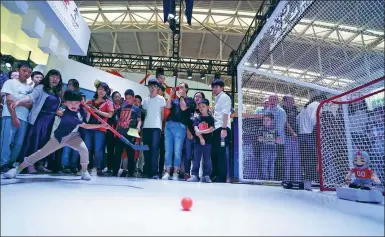  ?? LI SHENGLI / FOR CHINA DAILY ?? Visitors watch a robot goalkeeper in action during an industry expo related to 5G, which was held in Tianjin.