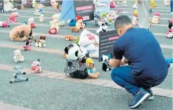  ?? FOTO ALEJANDRO RAMOS/Q’HUBO ?? Mensajes y muñecos sirvieron para invitar a las familias a proteger a los niños contra todo tipo de abuso.