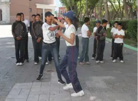  ?? JORGE SÁNCHEZ ?? Jóvenes practican defensa personal en Plaza Juárez.