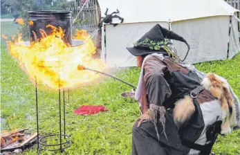  ?? FOTO: FREILICHTM­USEUM ?? Hexe Raijia braut ihre Zauberträn­ke.