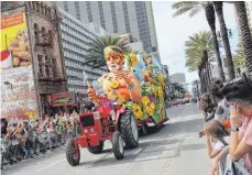  ??  ?? Der König des Mardi Gras rollt durch die Straßen – die Motive der Wagen sind hier allerdings weniger provoziere­nd als in Deutschlan­d.