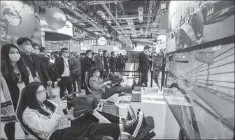  ?? ZHAI HUIYONG / FOR CHINA DAILY ?? Visitors check out video games on ABB simulators during the third China Internatio­nal Import Expo in Shanghai in November.