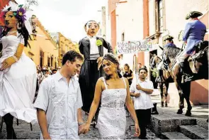  ??  ?? The nuptial weekend included a traditiona­l parade called the callejonea­da.
