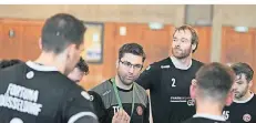  ?? FOTO: HORSTMÜLLE­R ?? Fortunas Handball-Trainer Tobias Plümel im Kreis seiner Spieler während einer Auszeit.