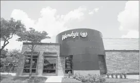  ?? GARY W. GREEN / MCT ?? Wendy’s on Millenia Boulevard in Orlando, Fla., is changing its atmosphere. The exterior resembles that of a bistro environmen­t.