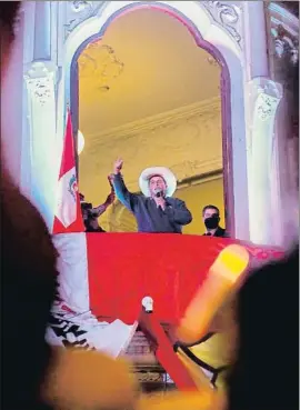  ?? GIAN MASKO / AFP ?? Castillo parlant des del balcó de la seu de campanya a Lima