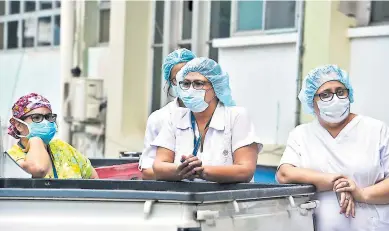  ?? Foto: AFP ?? SERVICIO. El personal de salud es el que está en primera línea luchando contra el coronaviru­s.