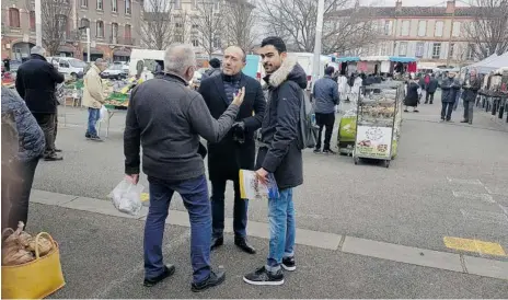  ??  ?? Mercredi et samedi sur les marchés montalbana­is. Pour l’instant, Pierre Mardegan privilégie une campagne de terrain