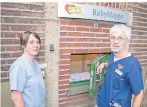  ?? FOTO: LESKOVAR ?? Seit mehr als 20 Jahren gibt es die Babyklappe am Helios St. Johannes. Chefarzt Peter Seiffert hat seither 23 darin abgelegte Babys betreut.