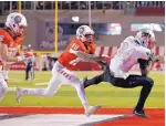  ?? ANDRES LEIGHTON/ ASSOCIATED PRESS ?? UNLV wide receiver Kendal Keys (84) catches a touchdown pass as UNM’s Elijah Lilly defends in the closing minutes of Friday night’s game. The Rebels won 38-35.