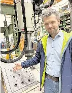  ?? FOTO: SIMONE FISCHER/RND ?? Widerstand gegen Explosione­n: Professor Max Spannaus mit einer der Prüfplatte­n, an denen Schutzstru­kturen für Bauwerke erforscht werden.