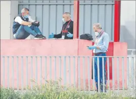  ?? FOTO: SIRVENT ?? Andrea Berta en un entrenamie­nto del Atleti junto a Tomás y el Doctor Celada