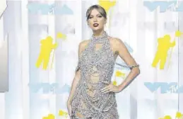  ?? JASON SZENES / EFE ?? Taylor Swift posa en la alfombra roja de los premios MTV en Nueva Jersey.