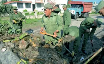  ??  ?? Combatient­es de las FAR han participad­o activament­e en la recogida de desechos, higienizac­ión y limpieza. | foto: Juan Carlos Dorado