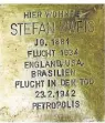  ??  ?? Stolperste­ine im Boden erinnern an Stefan und Friederike Zweig und die zwei Töchter.