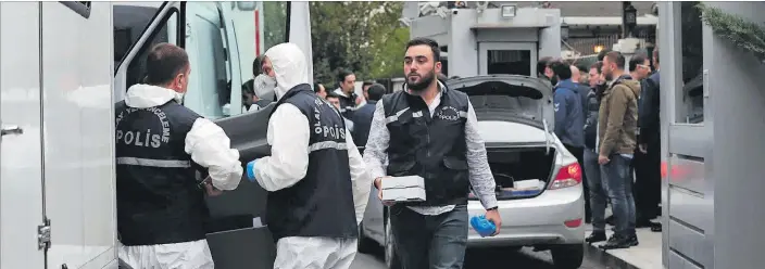  ?? REUTERS / MURAD SEZER ?? Forenses turcos, a su llegada ayer al Consulado de Arabia Saudí en Estambul (Turquía), para investigar la muerte del periodista Jamal Khashoggi.