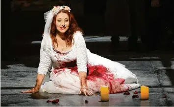  ?? Foto: Martin Kaufhold ?? Eine Braut, die sich was traut – den frisch angetraute­n Gatten ermorden zum Beispiel: Koloraturs­opran Maryna Zubko zeigt in der Titelrolle der „Lucia di Lammermoor“eine großartige Leistung.