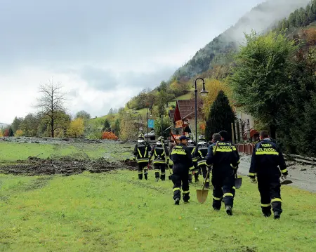  ?? (Rensi-Nardelli) ?? RisorsaI vigili del fuoco volontari in azione a Dimaro, il paese più colpito del Trentino che ha registrato anche una vittima