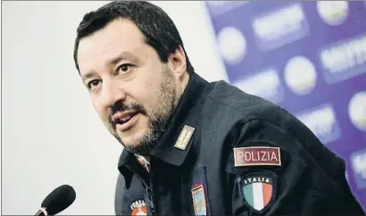  ?? LUCA BRUNO / AP ?? El ministro del Interior, Matteo Salvini, vestido con una cazadora de la policía, en diciembre pasado