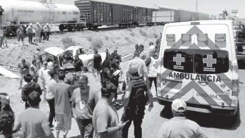  ??  ?? La falta de precaución arrojo otro accidente en los cruceros por donde pasa el tren.