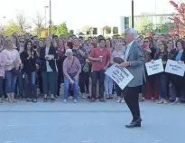  ?? RICK ROMELL / MILWAUKEE JOURNAL ?? Retiring Kohl’s CEO Kevin Mansell is applauded by employees after the company’s annual meeting Wednesday.