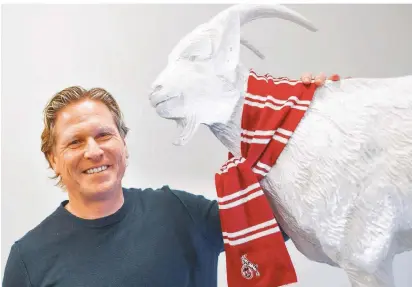  ??  ?? Folklore-Foto: Der neue Kölner Trainer Markus Gisdol posiert neben einem Geißbock-Maskottche­n aus Kunststoff.