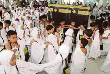  ??  ?? PESERTA melakukan tawaf pada simulasi haji program Little Hajj di Masjid Negeri Sultan Ahmad Shah Satu.