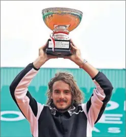  ??  ?? Stefanos Tsitsipas, con el trofeo que le acredita como campeón.