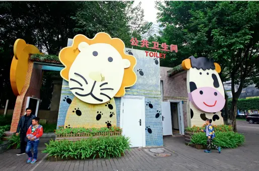  ??  ?? Des toilettes publiques de Chongqing décorées avec des personnage­s de dessins animés