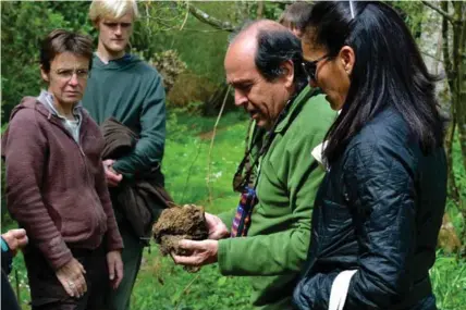  ?? RICHARD MEDDOWS ?? Altieri teaching an agroecolog­y course at Schumacher College in the United Kingdom. Altieri enseñando un curso de agroecolog­ía en el Schumacher College del Reino Unido.