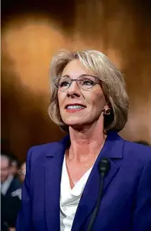  ?? Chip Somodevill­a - 17.jan.2017/Getty Images/AFP ?? A secretária Betsy DeVos em audiência no Senado dos EUA