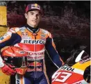  ?? CRASH ?? SINYAL PULIH: Marc Marquez saat peluncuran tim Repsol Honda kemarin.