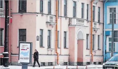  ?? Mstyslav Chernov ?? The Associated Press A security guard speaks on the phone Sunday outside the Concord Catering office in St. Petersburg, Russia. A U.S. indictment names the business and its owner in charges related to the 2016 presidenti­al election.