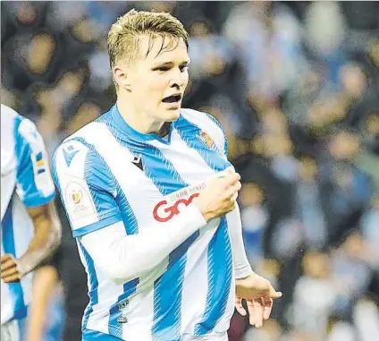  ?? FOTOS: UNCITI Y MD ?? Martin Odegaard, arriba, celebra su gol en la semifinal de Copa ante el Mirandés en Anoeta. Abajo, el inglés Dalian Atkinson y el chileno Mark González, dos de los foráneos que mas grato recuerdo han dejado en la Real pese a jugar sólo una temporada en Donostia