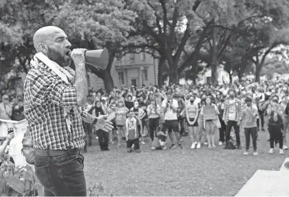  ?? NURI VALLBONA/REUTERS ?? Dr. Irfan Ali, an anesthesio­logist, addresses the crowd during a pro-Palestinia­n protest at the University of Texas. Ali reported what he saw during the 10 days he spent at the Gaza European Hospital.