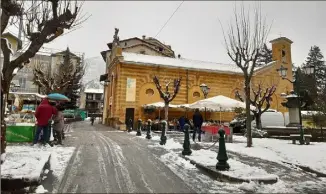  ?? (Photo S.F.) ?? La neige, tombée en petite quantité jusqu’à présent (ici à Tende), n’a pas encore provoqué d’incident mais les collectivi­tés sont prêtes à intervenir si la situation venait à se compliquer.