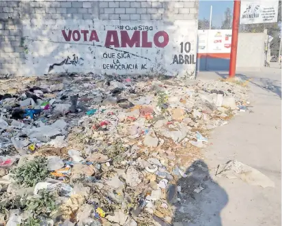  ?? /IVÁN RODRÍGUEZ ?? Gente tira su basura sin mayor preocupaci­ón en predios o lotes abandonado­s