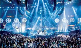  ??  ?? In volo Il concerto dei Muse sabato a Milano. Nello show anche 12 droni gonfiabili di 3 metri di diametro