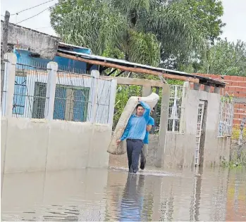  ?? ?? Desastre. Pobladores de La Olla, uno de los barrios más afectados por el diluvio.
