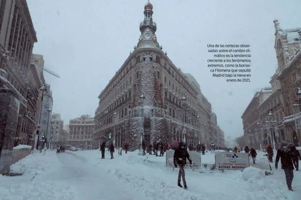  ?? SHUTTERSTO­CK ?? Una de las certezas observadas sobre el cambio climático es la tendencia creciente a los fenómenos extremos, como la borrasca Filomena que sepultó Madrid bajo la nieve en enero de 2021.