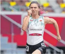  ?? FOTO: MARTIN MEISSNER/DPA ?? Die Belarussin Kristina Timanowska­ja erinnert daran, welch hochpoliti­sche Weltbühne die Olympische­n Spiele sind.