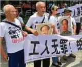  ??  ?? Demonstran­ten fordern vor der Polizeista­tion in Shenzhen die Freilassun­g von Aktivisten. Foto: rtr