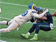  ??  ?? AARON DONALD captura a Russell Wilson