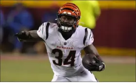  ?? JEFF ROBERSON — THE ASSOCIATED PRESS ?? Cincinnati Bengals running back Samaje Perine runs against the Kansas City Chiefs during the second half of the NFL AFC Championsh­ip playoff game on Jan. 29in Kansas City, Mo.